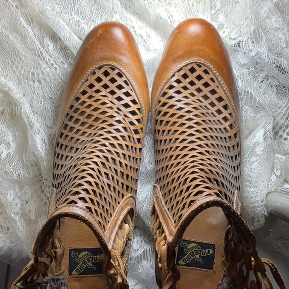 Freebird by Steven. Made in Mexico.  Leather sole.  Size 10.  Lattice pattern. - Picture 2 of 16